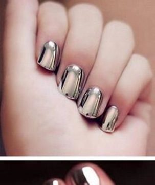 Chrome powder and mirror-effect manicure: the new trend of the moment